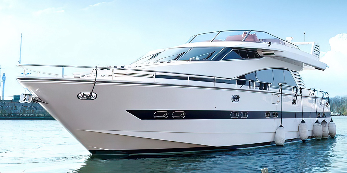 Аренда моторной яхты Elegance 65 в Санкт-Петербурге